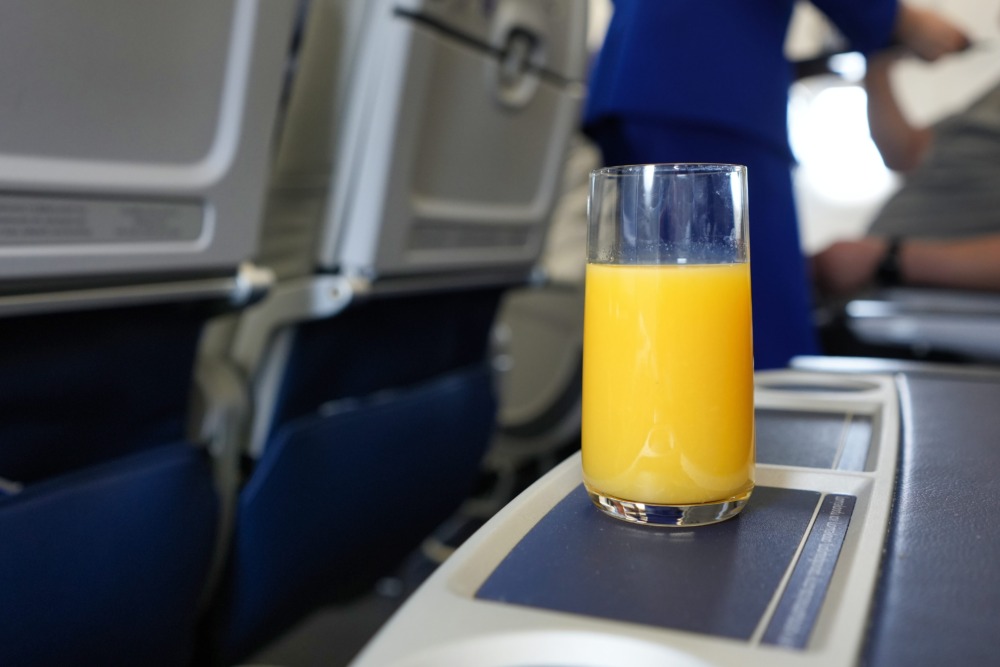 エーゲ航空ビジネスクラス搭乗記・ウェルカムドリンクはオレンジジュース