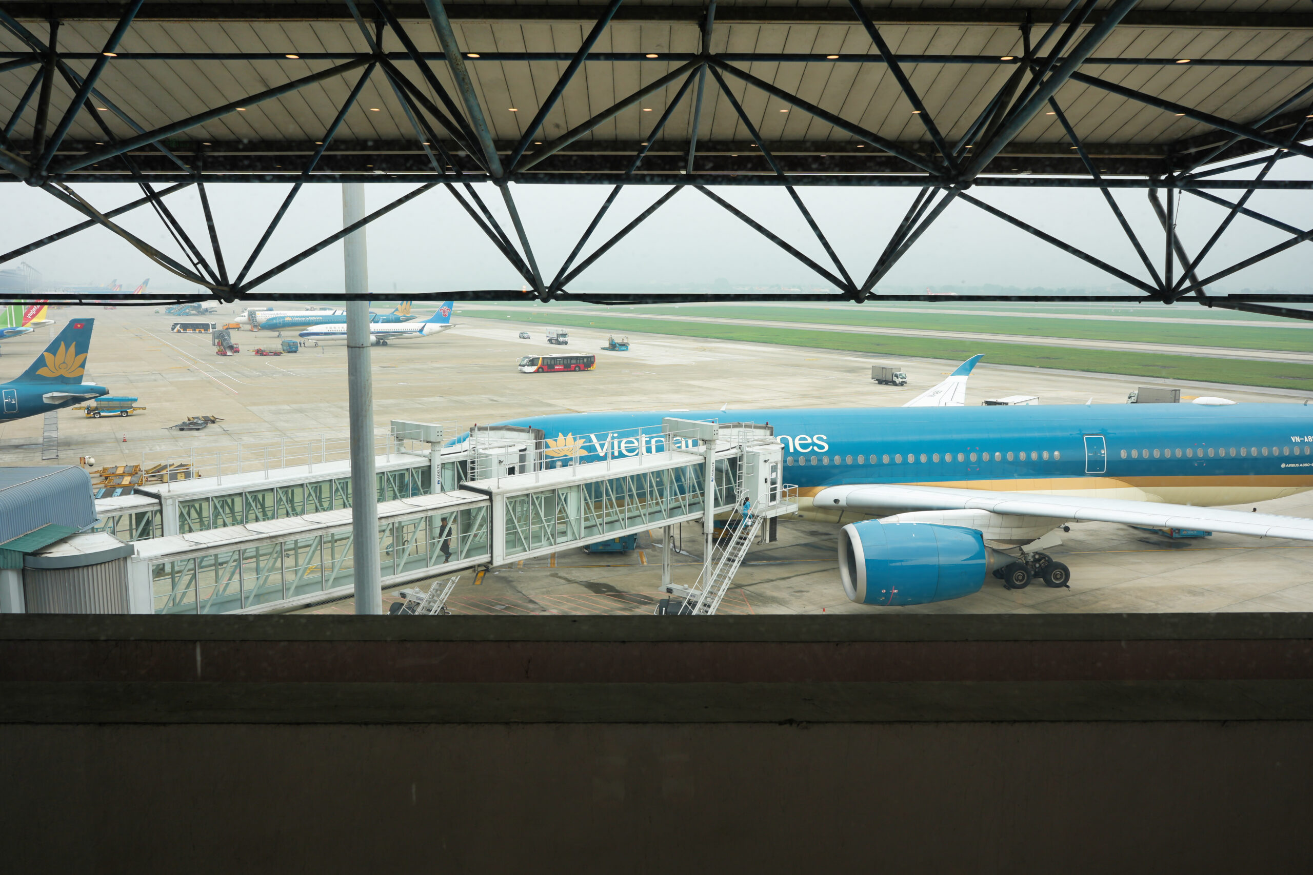 Song Hong Premium Lounge・ビュッフェカウンター・窓の外にはベトナム航空