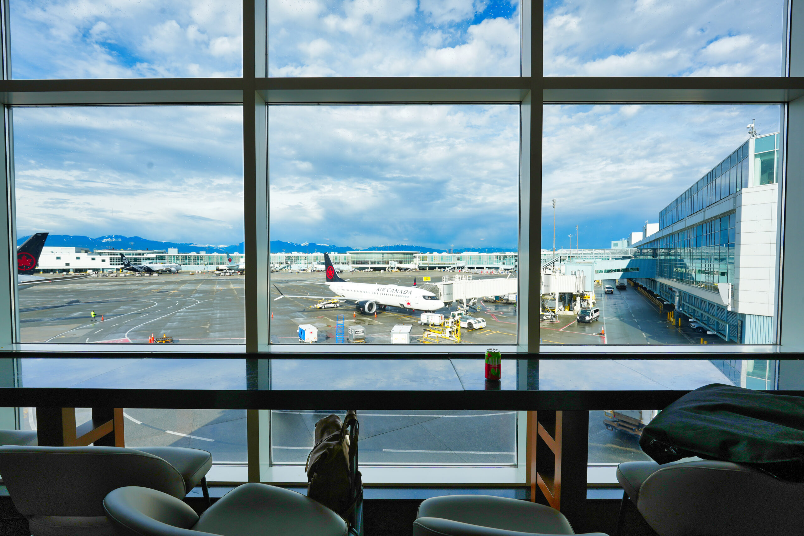 バンクーバー国際空港・エアカナダ・メイプルリーフラウンジ・窓からの景色