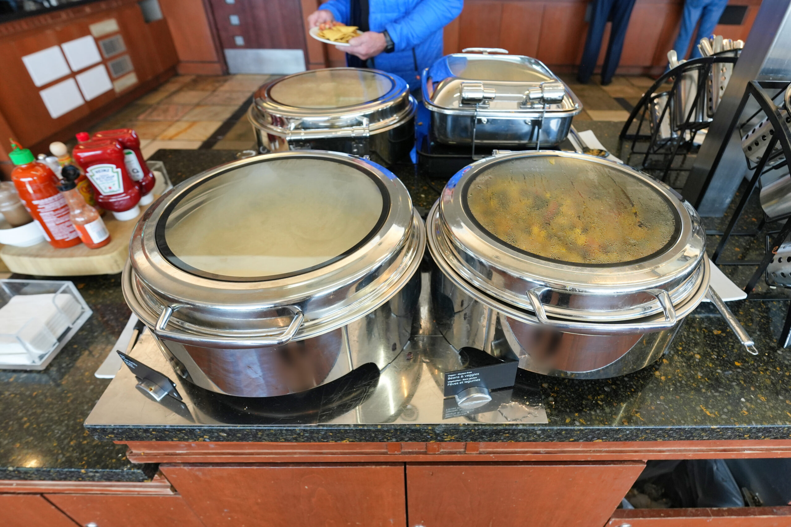 バンクーバー国際空港・エアカナダ・メイプルリーフラウンジ・ご飯