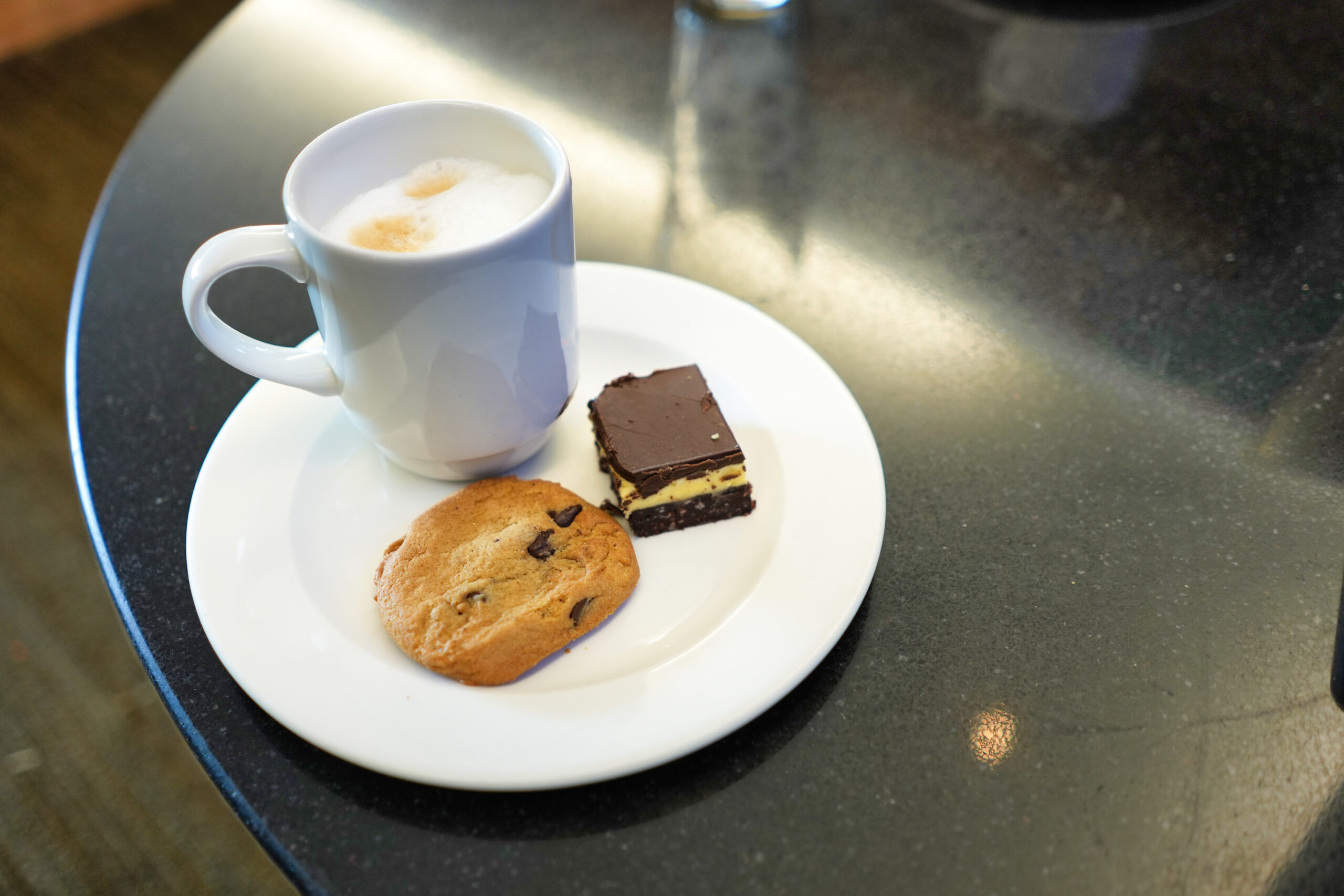 バンクーバー国際空港・エアカナダ・メイプルリーフラウンジ・デザート実食