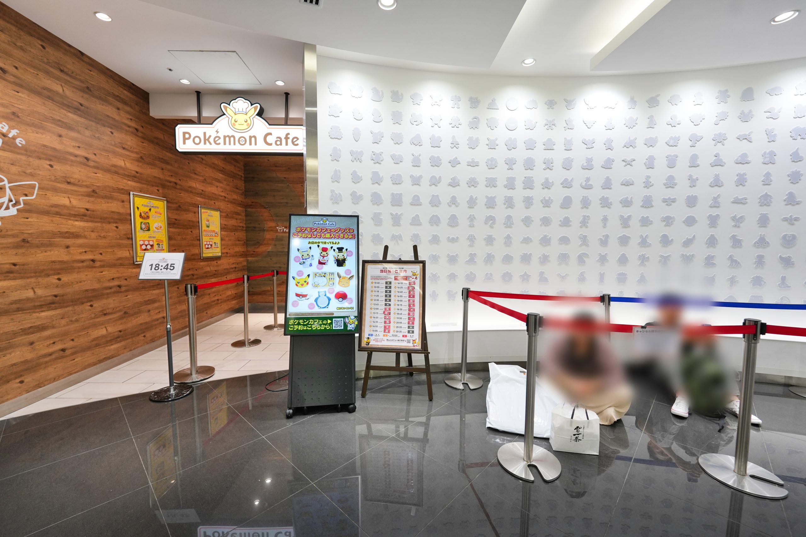 ポケモンカフェ入口前に並ぶキャンセル待ちの待機列。平日夕方の時間帯に撮影。