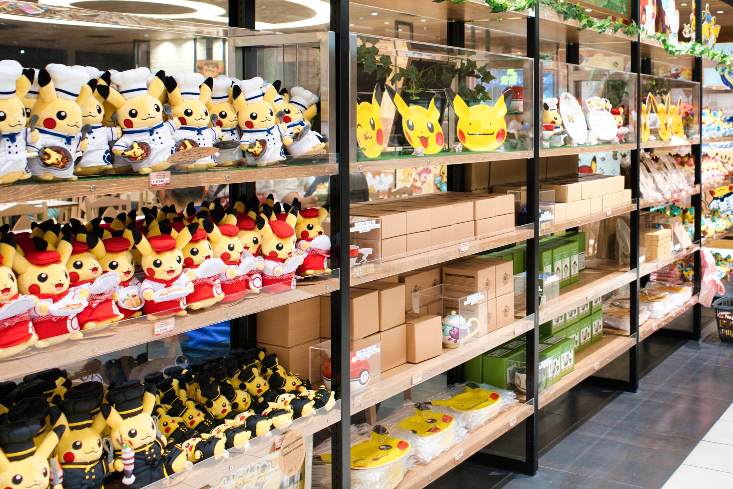 ポケモンカフェ東京日本橋・オリジナルグッズ商品棚