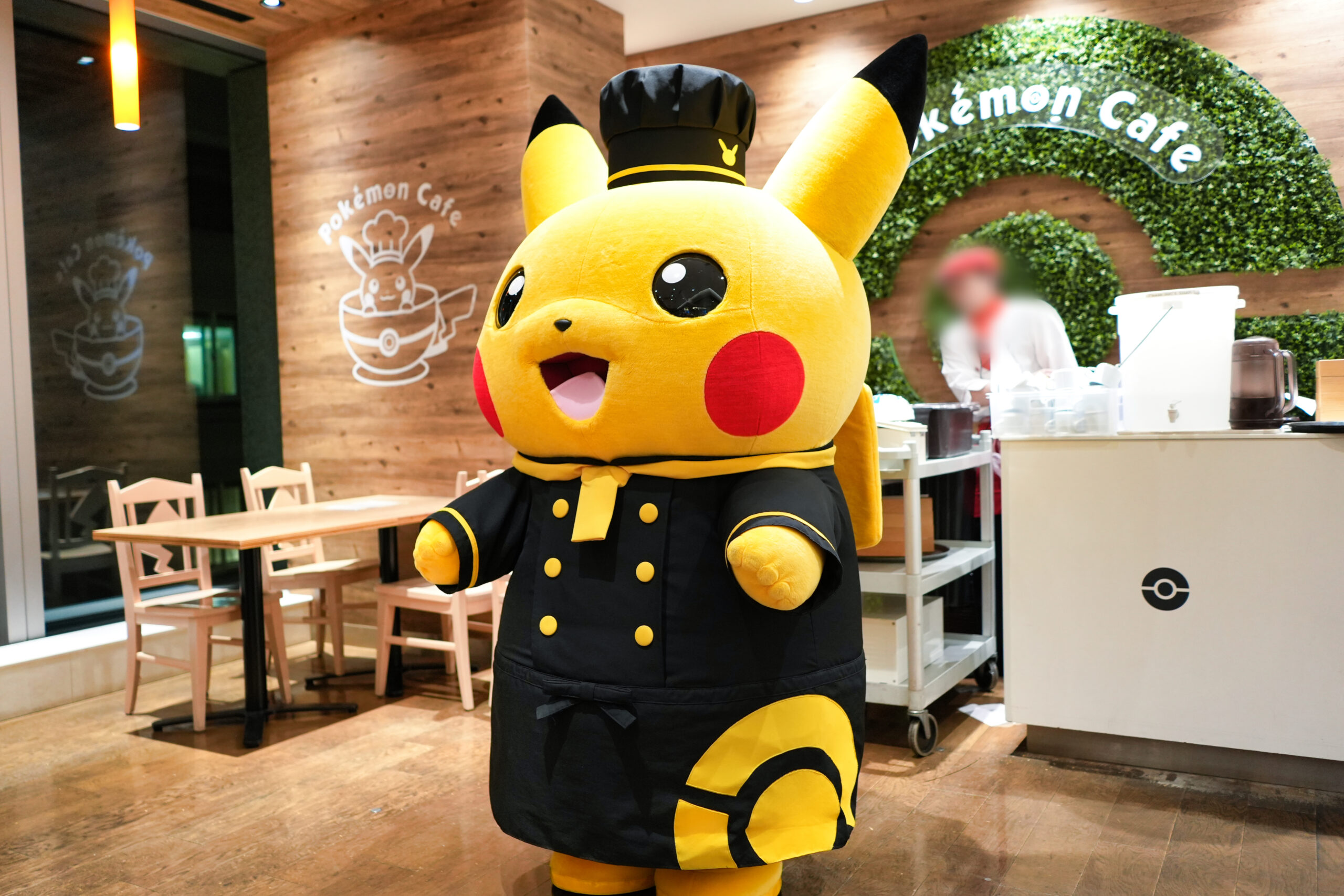 ポケモンカフェ東京日本橋・ピカチュウがカウンター前で皆さんにご挨拶